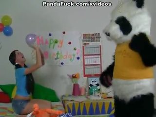 Began να παιχνίδι με ένα μεγάλος πέτρος παιχνίδι panda