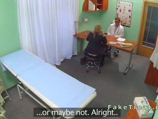 Blond saleswoman baisée en faux hôpital