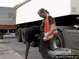 Negra streetwalker a montar em maduros truck condutor fora