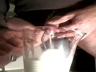 Mléko vložení v peter a připojenými opčními