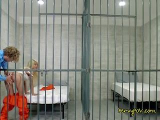 Koķets ieslodzītais elizabeth jolie sitieniem karājās cietums guard02.wm