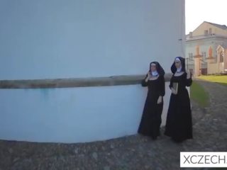 Gal bizzare kjønn med catholic nonner og den monster!