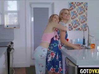 Lesbian dewasa film dengan seksi wanita dengan pria lebih muda tetangga