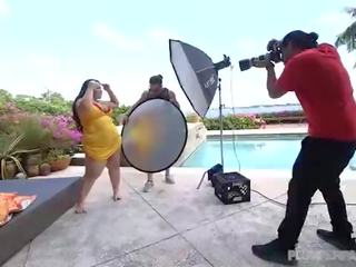 Nekaunīgas lielas skaistas sievietes emma bailey fucks stud photographer